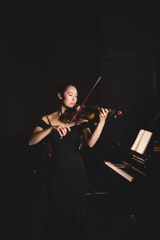 female-student-playing-violin